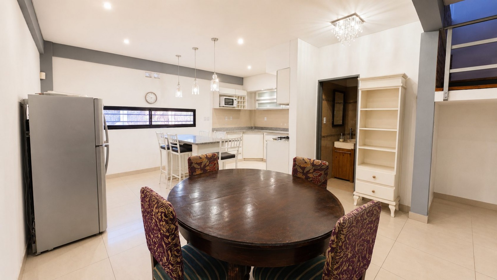 CASA 4 AMBIENTES CON COCHERA DOBLE, PILETA Y ALTILLOS EN VENTA - LONGCHAMPS