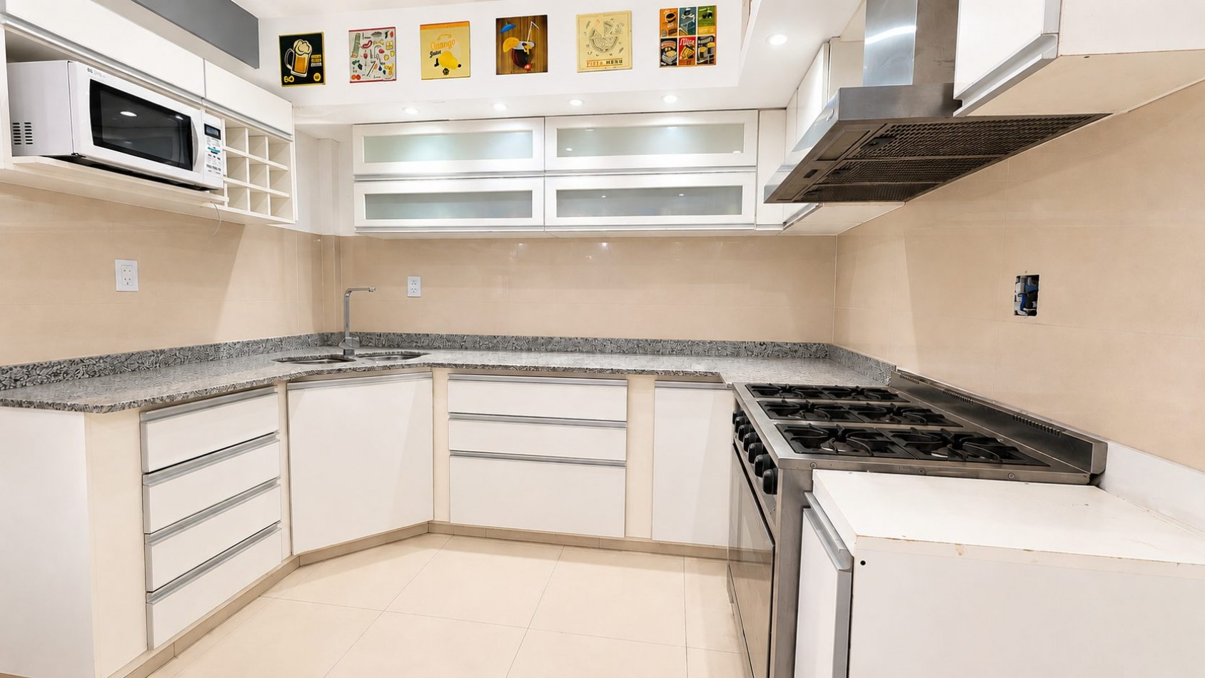 CASA 4 AMBIENTES CON COCHERA DOBLE, PILETA Y ALTILLOS EN VENTA - LONGCHAMPS