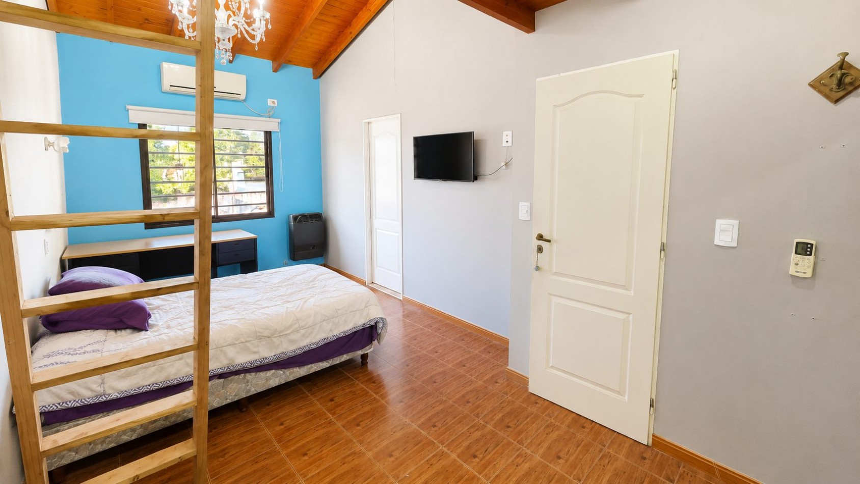CASA 4 AMBIENTES CON COCHERA DOBLE, PILETA Y ALTILLOS EN VENTA - LONGCHAMPS
