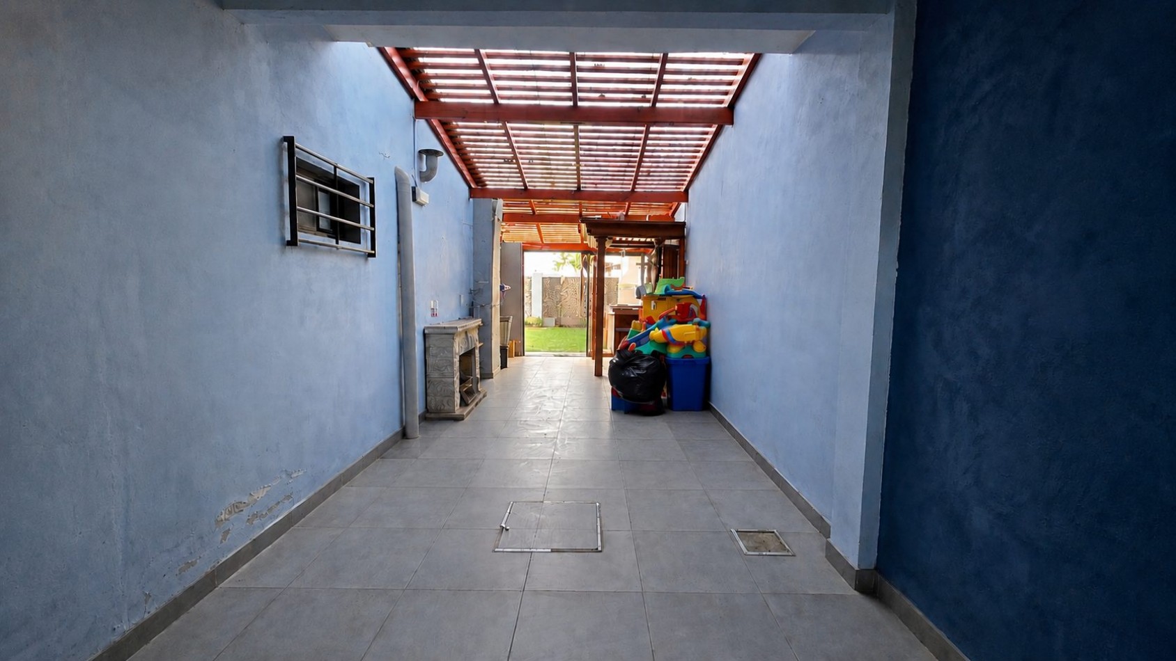 CASA 4 AMBIENTES CON COCHERA DOBLE, PILETA Y ALTILLOS EN VENTA - LONGCHAMPS