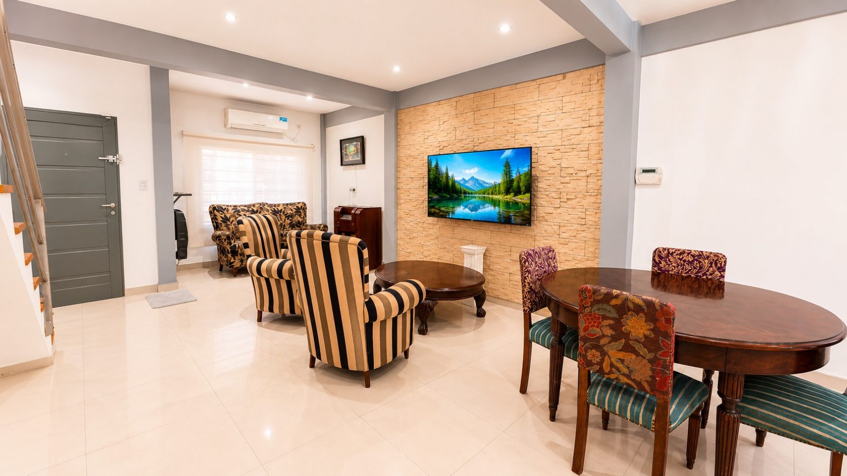CASA 4 AMBIENTES CON COCHERA DOBLE, PILETA Y ALTILLOS EN VENTA - LONGCHAMPS