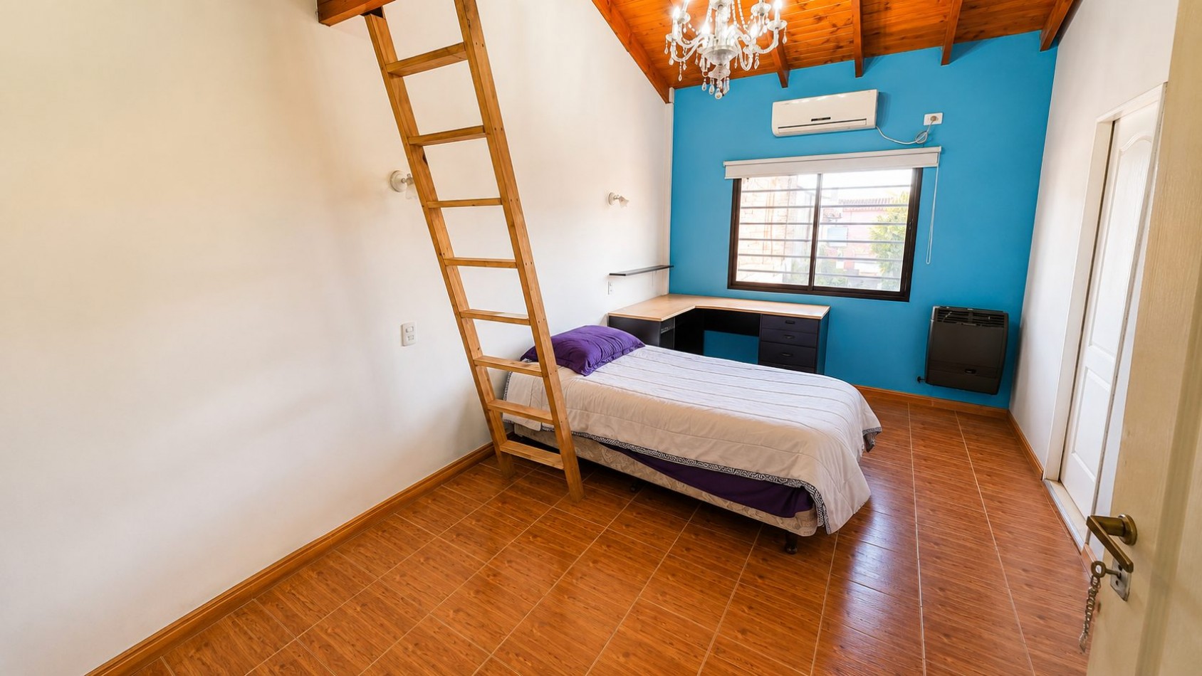 CASA 4 AMBIENTES CON COCHERA DOBLE, PILETA Y ALTILLOS EN VENTA - LONGCHAMPS