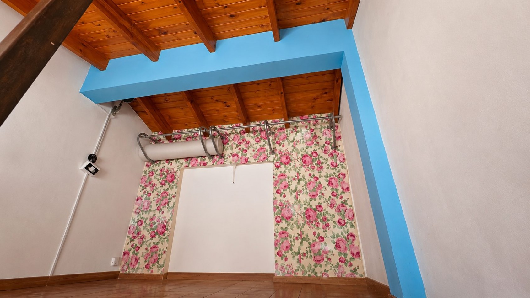 CASA 4 AMBIENTES CON COCHERA DOBLE, PILETA Y ALTILLOS EN VENTA - LONGCHAMPS