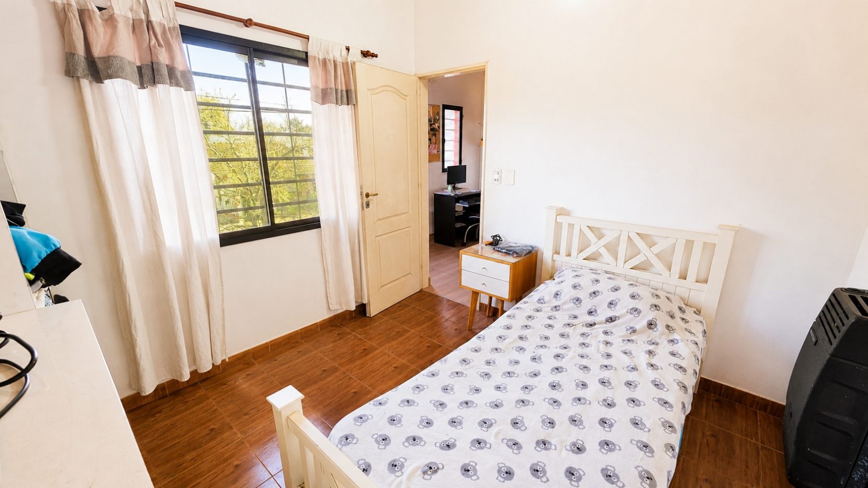 CASA 4 AMBIENTES CON COCHERA DOBLE, PILETA Y ALTILLOS EN VENTA - LONGCHAMPS