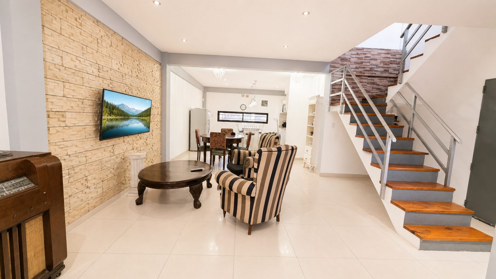 CASA 4 AMBIENTES CON COCHERA DOBLE, PILETA Y ALTILLOS EN VENTA - LONGCHAMPS