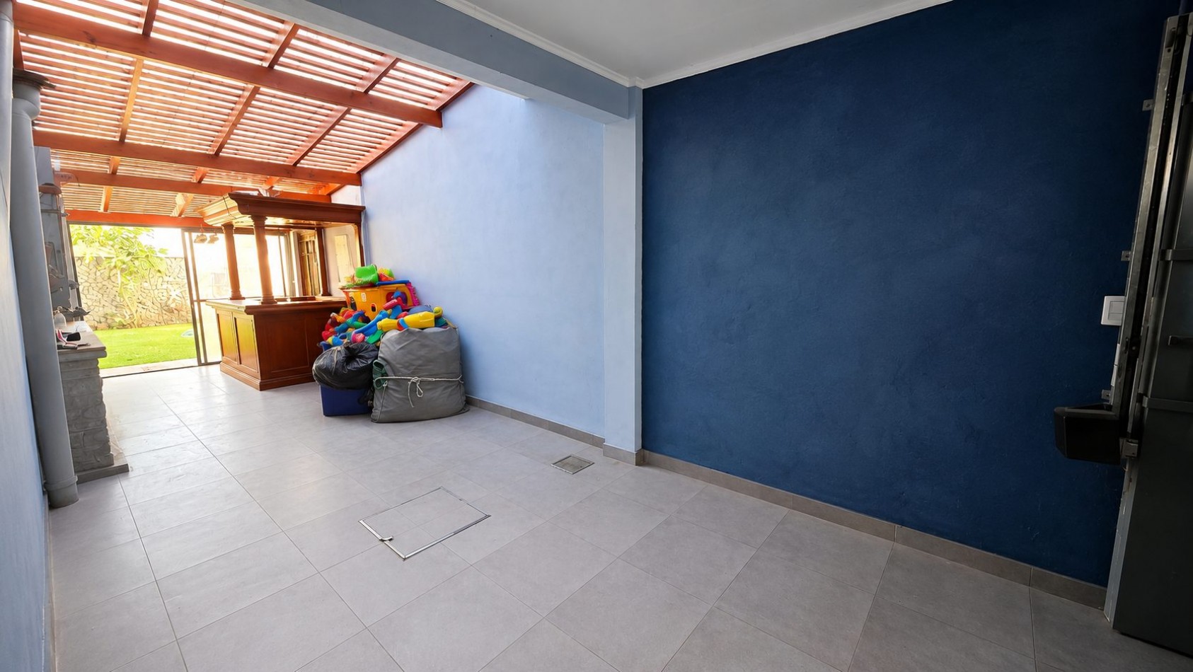 CASA 4 AMBIENTES CON COCHERA DOBLE, PILETA Y ALTILLOS EN VENTA - LONGCHAMPS