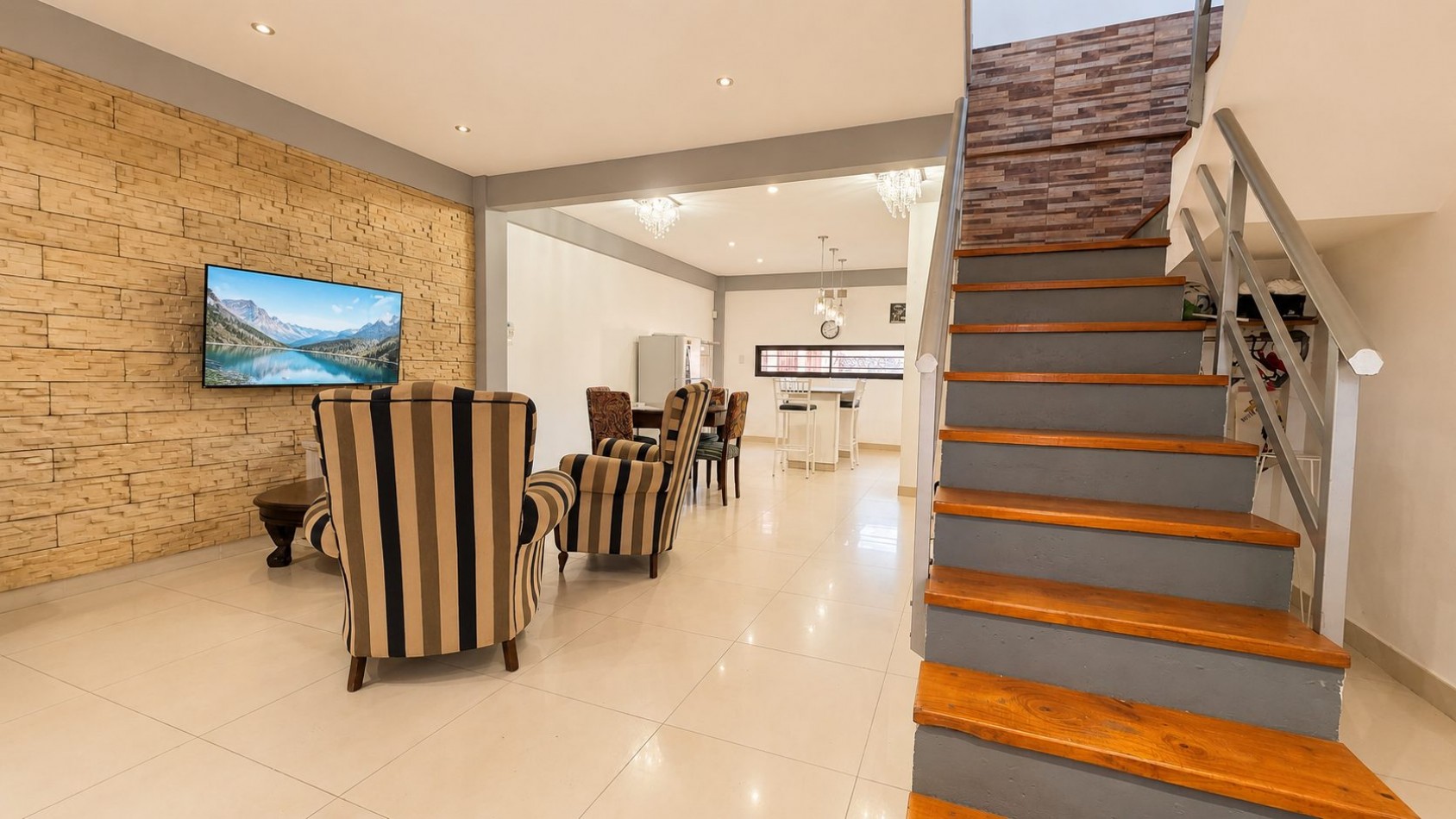CASA 4 AMBIENTES CON COCHERA DOBLE, PILETA Y ALTILLOS EN VENTA - LONGCHAMPS