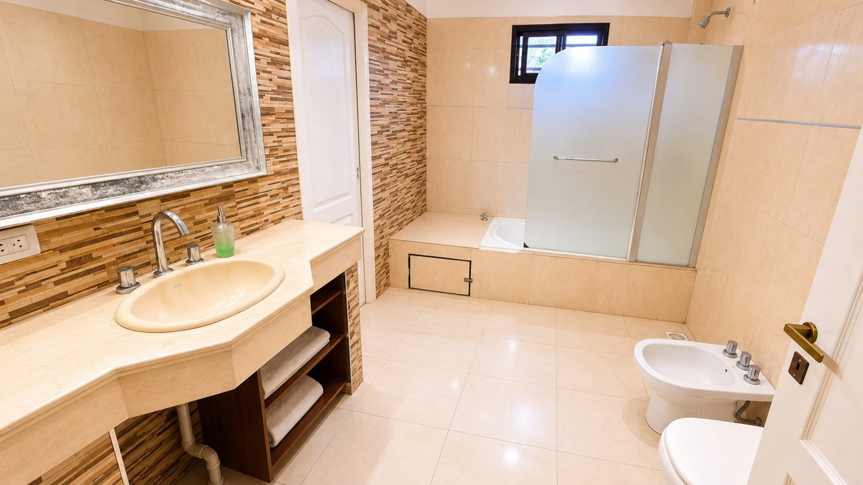 CASA 4 AMBIENTES CON COCHERA DOBLE, PILETA Y ALTILLOS EN VENTA - LONGCHAMPS