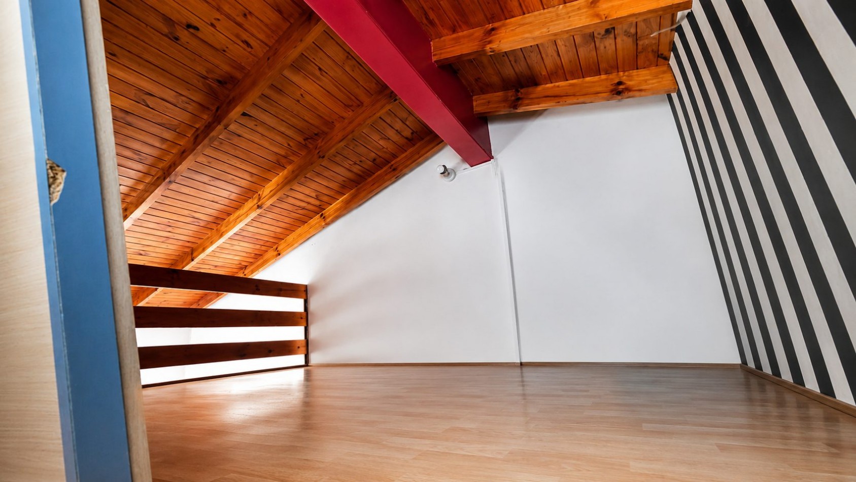 CASA 4 AMBIENTES CON COCHERA DOBLE, PILETA Y ALTILLOS EN VENTA - LONGCHAMPS