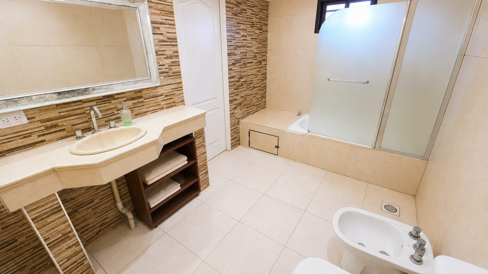 CASA 4 AMBIENTES CON COCHERA DOBLE, PILETA Y ALTILLOS EN VENTA - LONGCHAMPS