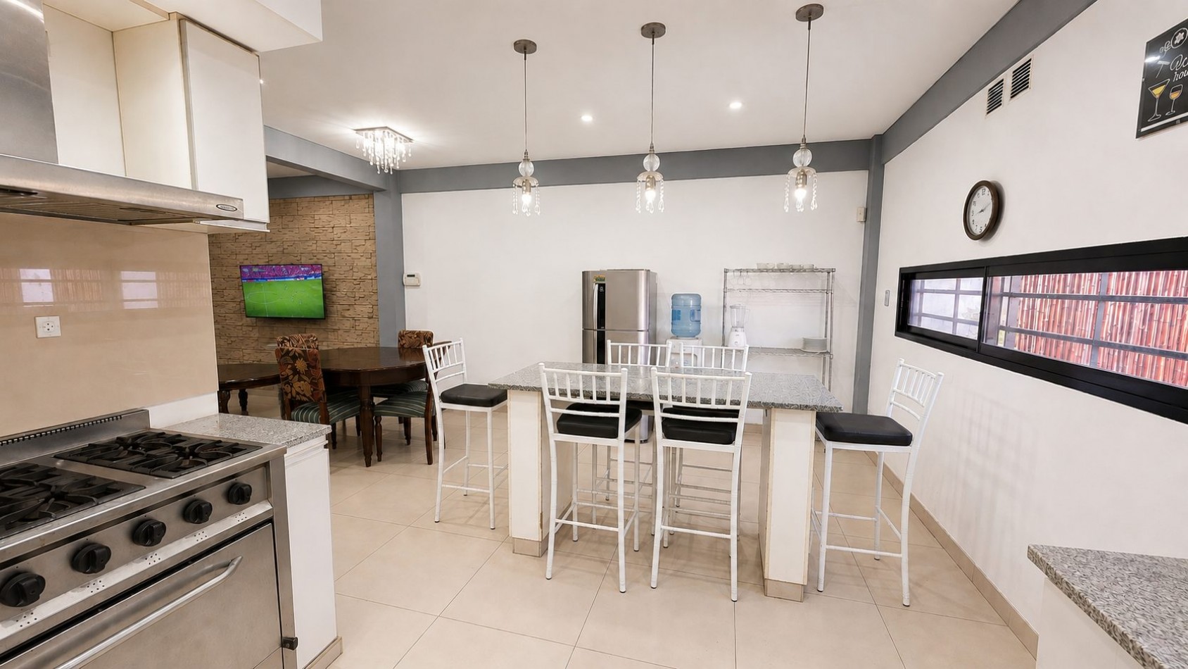 CASA 4 AMBIENTES CON COCHERA DOBLE, PILETA Y ALTILLOS EN VENTA - LONGCHAMPS