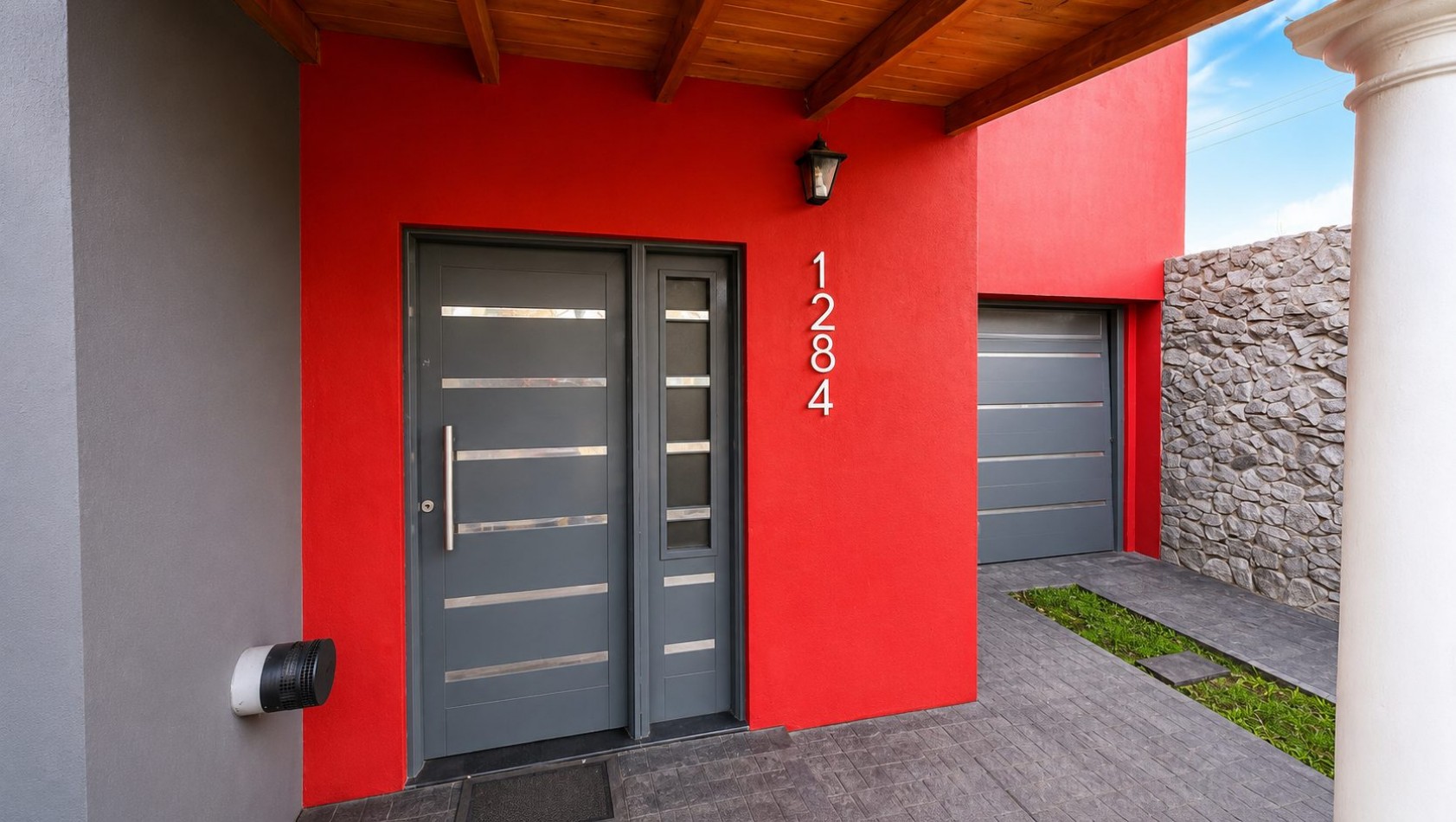 CASA 4 AMBIENTES CON COCHERA DOBLE, PILETA Y ALTILLOS EN VENTA - LONGCHAMPS