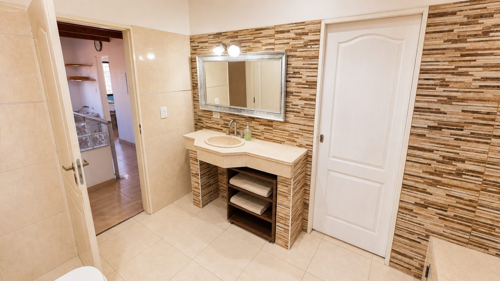 CASA 4 AMBIENTES CON COCHERA DOBLE, PILETA Y ALTILLOS EN VENTA - LONGCHAMPS