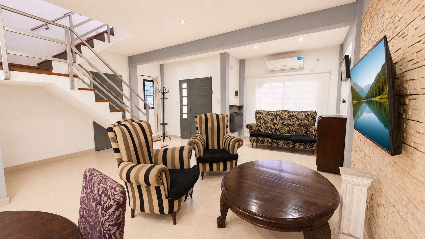 CASA 4 AMBIENTES CON COCHERA DOBLE, PILETA Y ALTILLOS EN VENTA - LONGCHAMPS