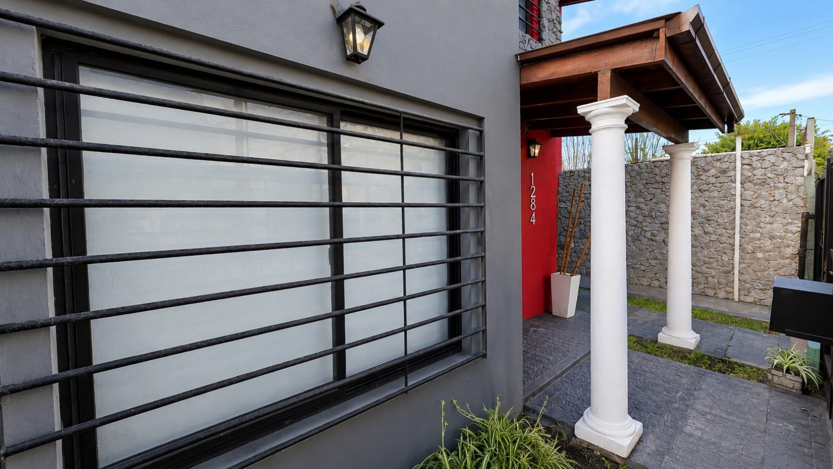 CASA 4 AMBIENTES CON COCHERA DOBLE, PILETA Y ALTILLOS EN VENTA - LONGCHAMPS