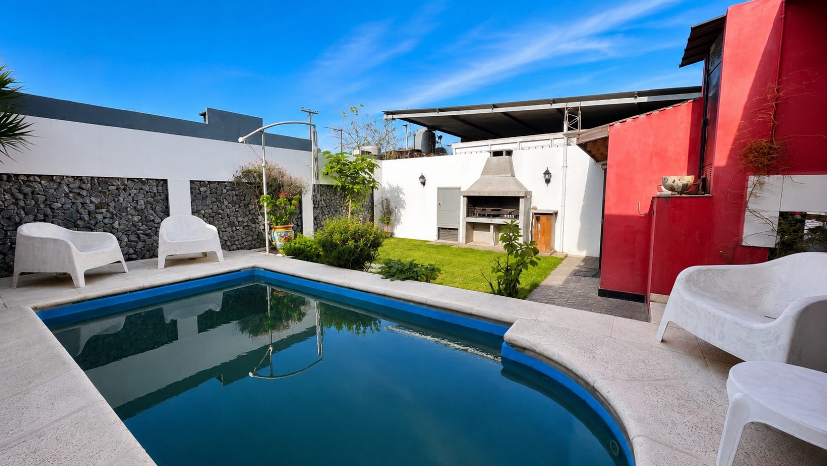 CASA 4 AMBIENTES CON COCHERA DOBLE, PILETA Y ALTILLOS EN VENTA - LONGCHAMPS