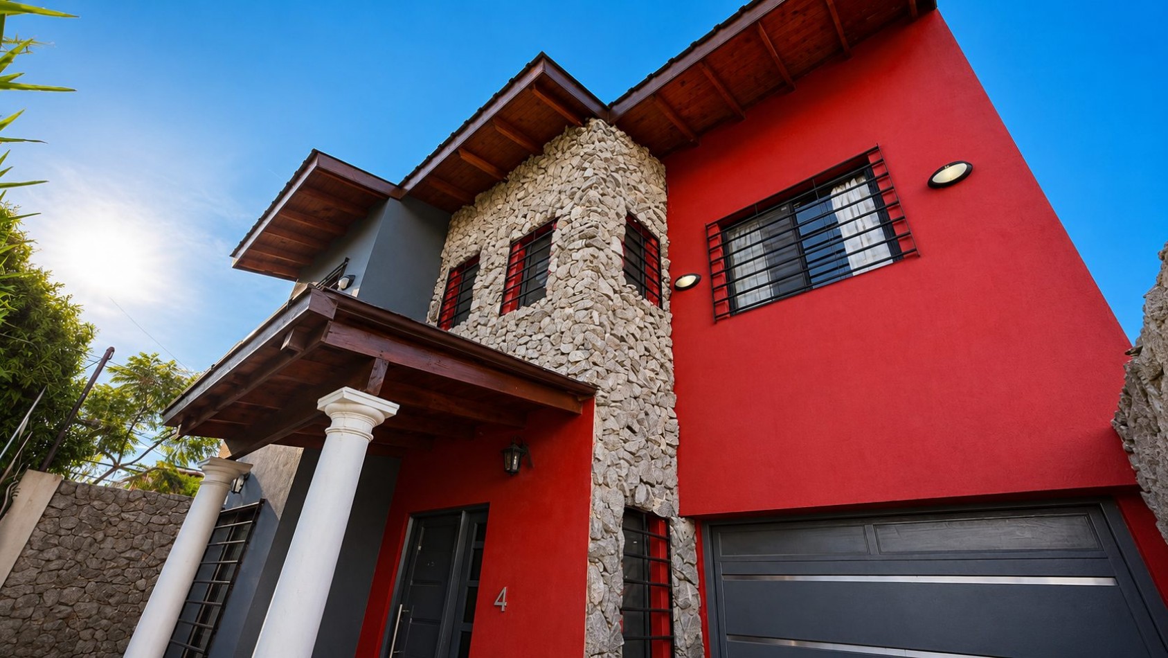 CASA 4 AMBIENTES CON COCHERA DOBLE, PILETA Y ALTILLOS EN VENTA - LONGCHAMPS