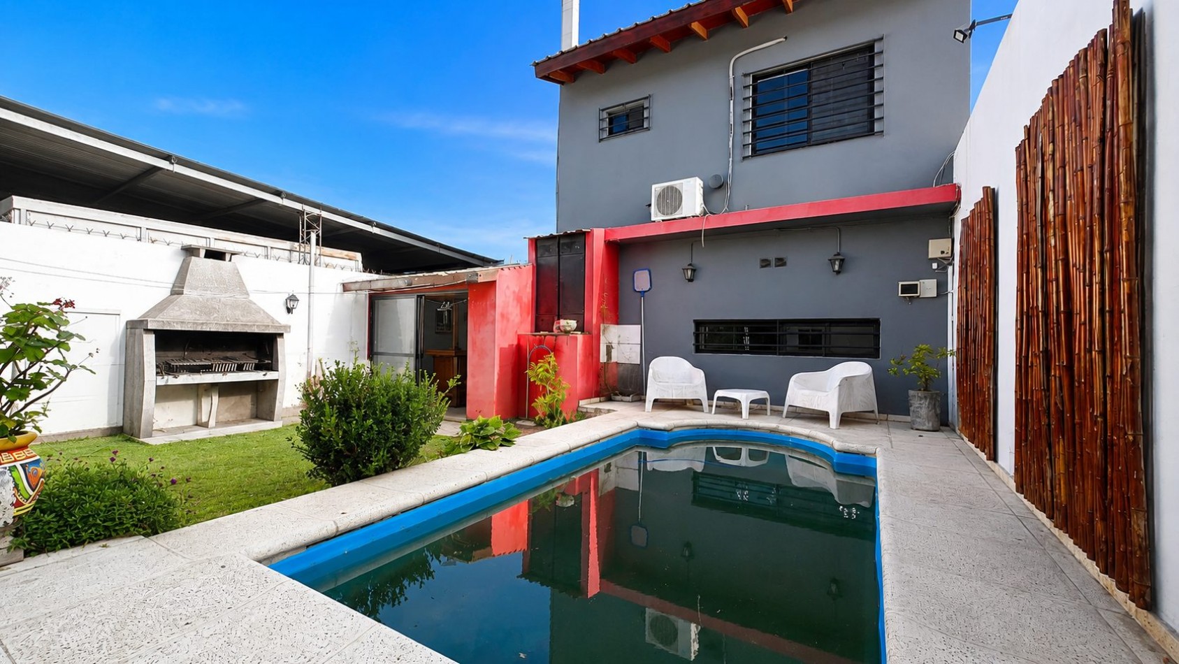 CASA 4 AMBIENTES CON COCHERA DOBLE, PILETA Y ALTILLOS EN VENTA - LONGCHAMPS