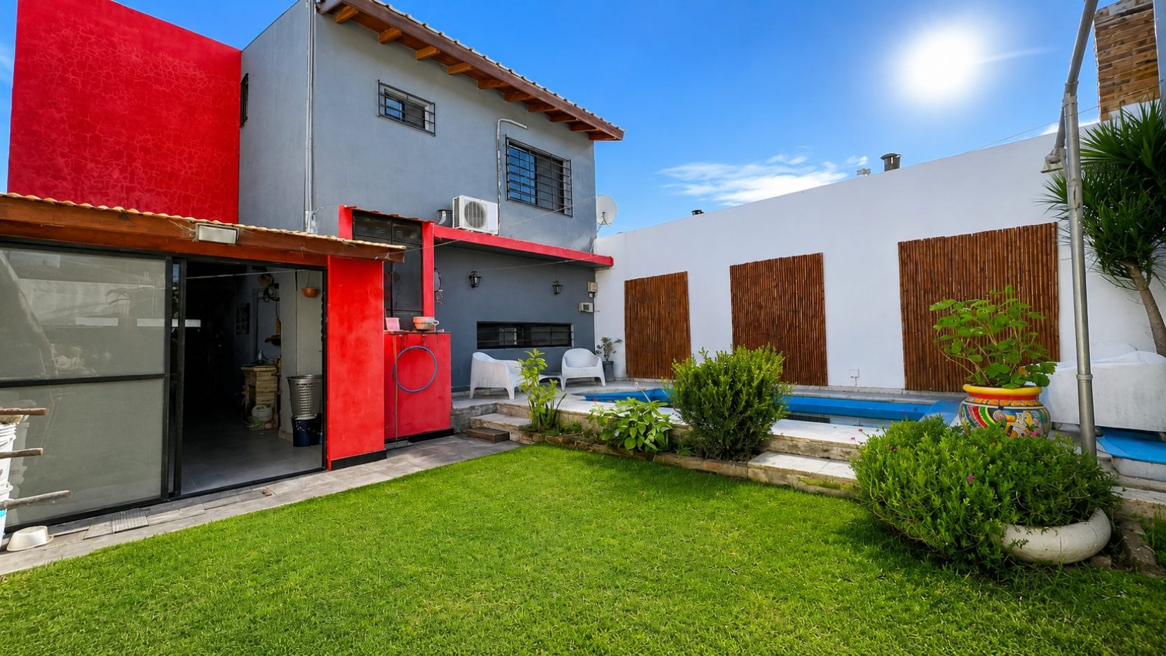 CASA 4 AMBIENTES CON COCHERA DOBLE, PILETA Y ALTILLOS EN VENTA - LONGCHAMPS