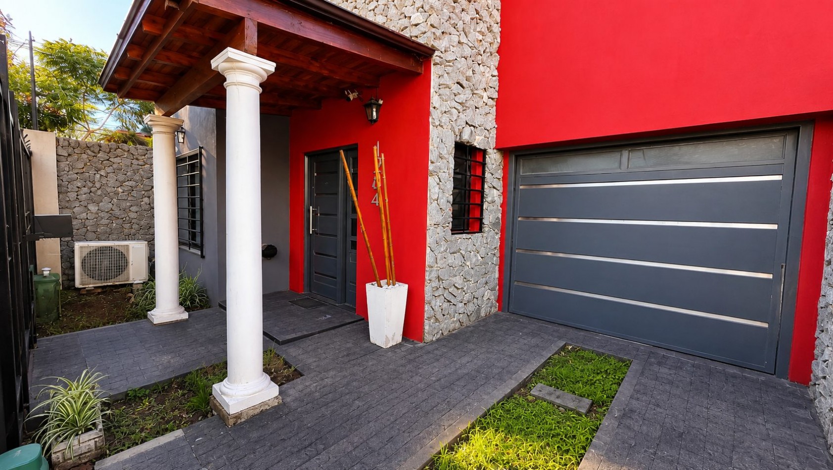 CASA 4 AMBIENTES CON COCHERA DOBLE, PILETA Y ALTILLOS EN VENTA - LONGCHAMPS