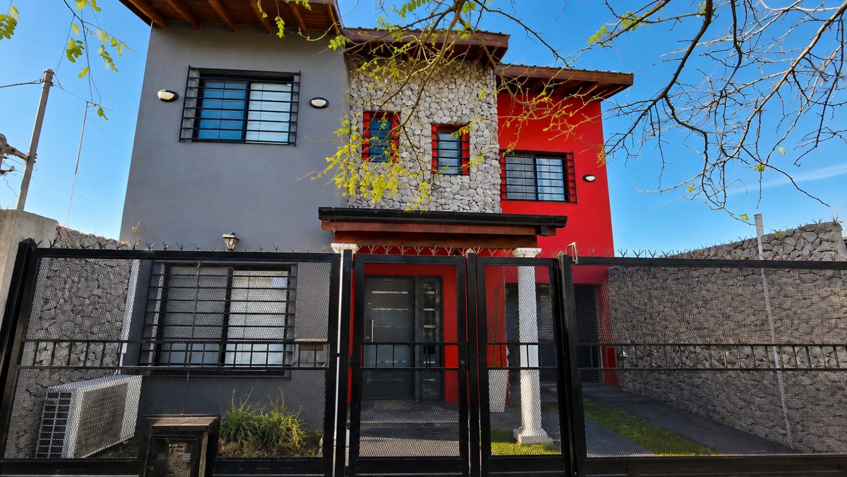 CASA 4 AMBIENTES CON COCHERA DOBLE, PILETA Y ALTILLOS EN VENTA - LONGCHAMPS