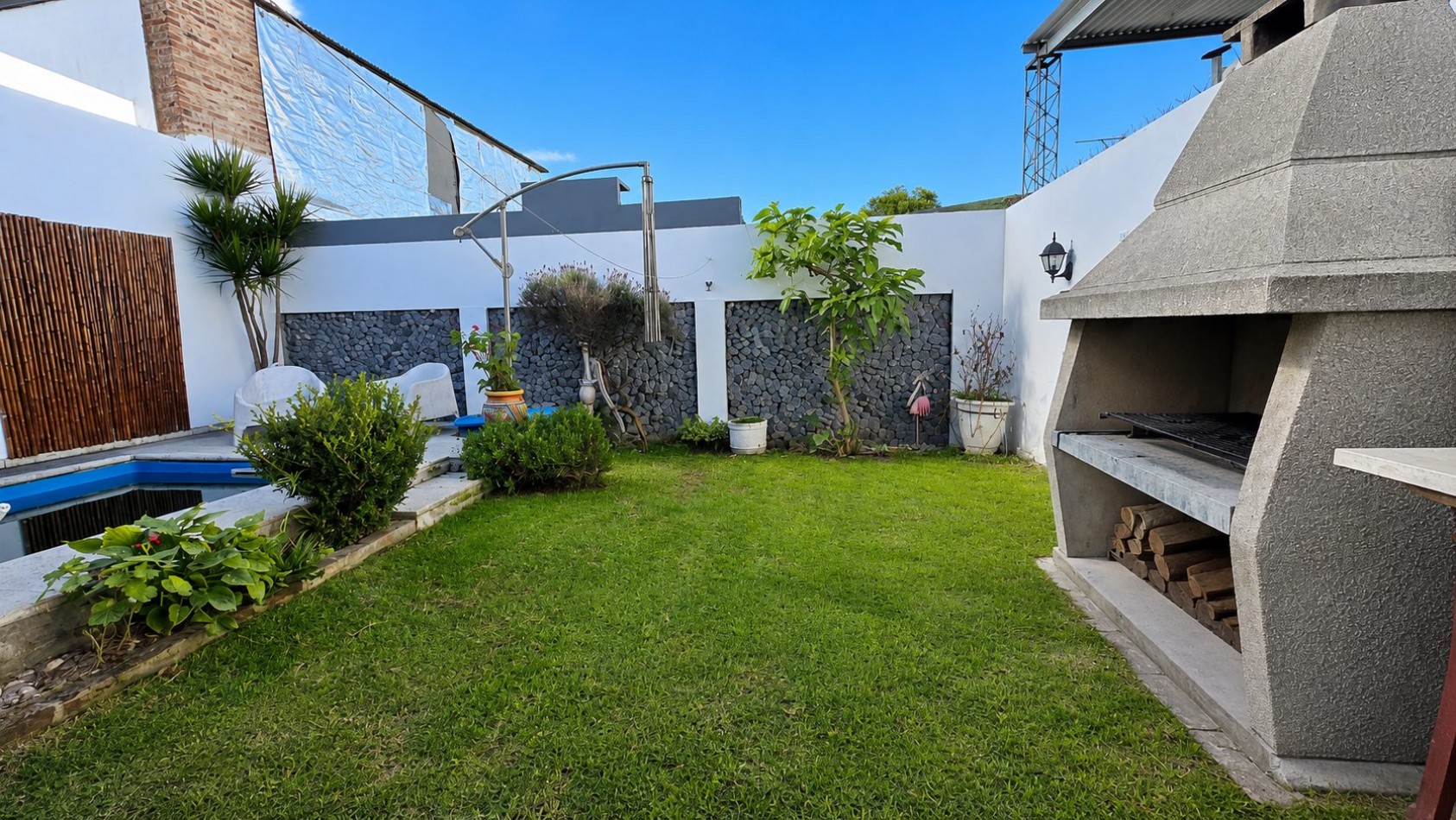 CASA 4 AMBIENTES CON COCHERA DOBLE, PILETA Y ALTILLOS EN VENTA - LONGCHAMPS