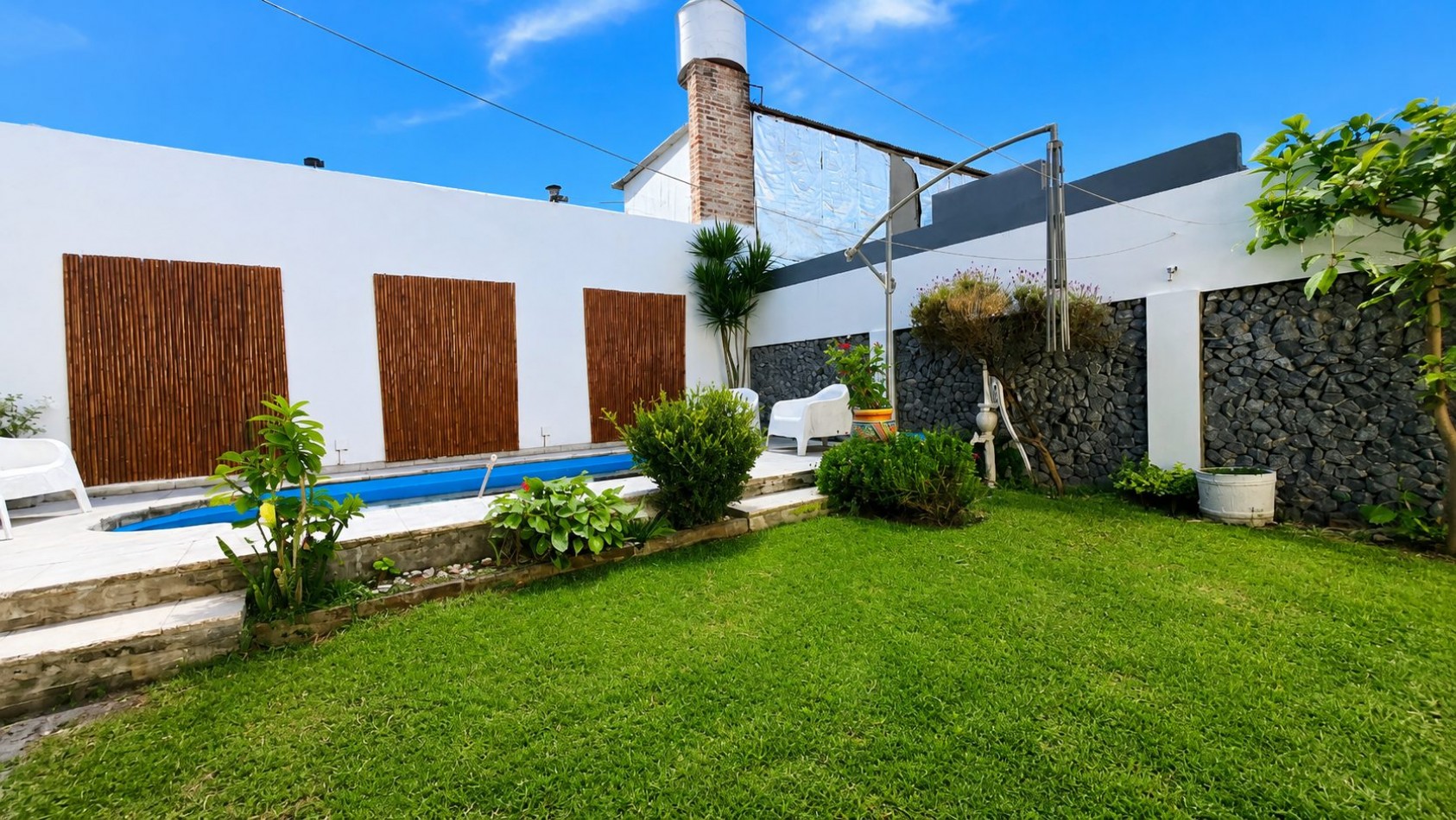 CASA 4 AMBIENTES CON COCHERA DOBLE, PILETA Y ALTILLOS EN VENTA - LONGCHAMPS
