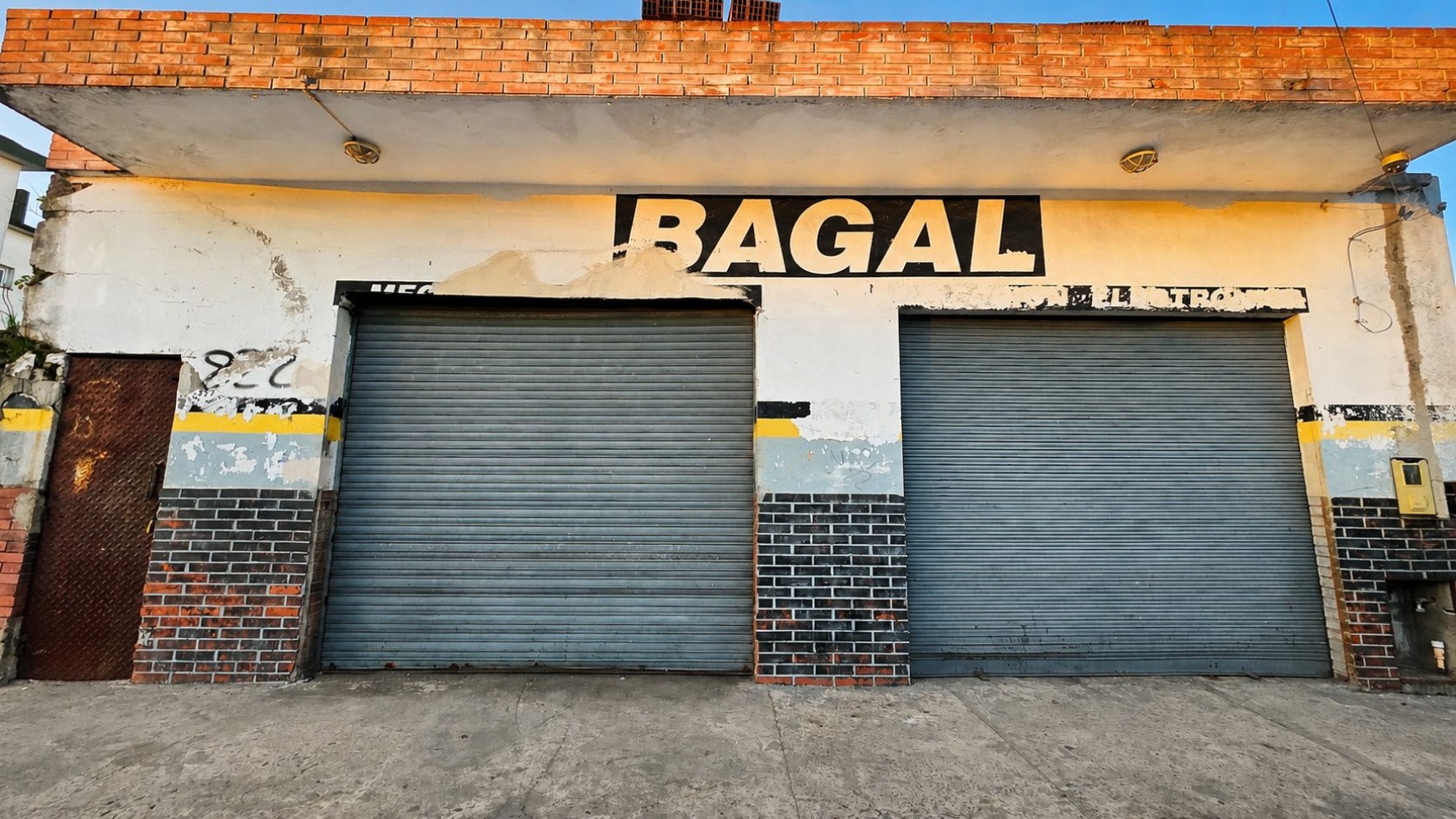 DOS LOCALES UNIFICADOS CON PLAYON Y GRAN FONDO EN ALQUILER - TEMPERLEY