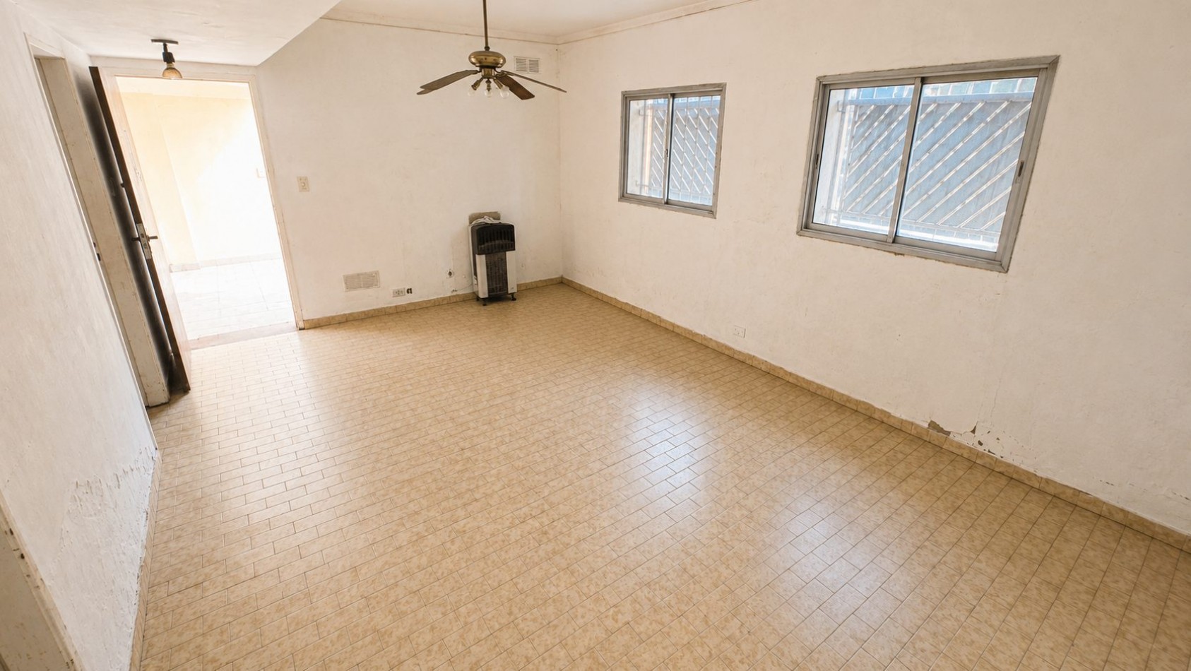 PH 3 Ambientes al Frente con Patio | 70 m² | A 30 m de Av. Hipolito Yrigoyen