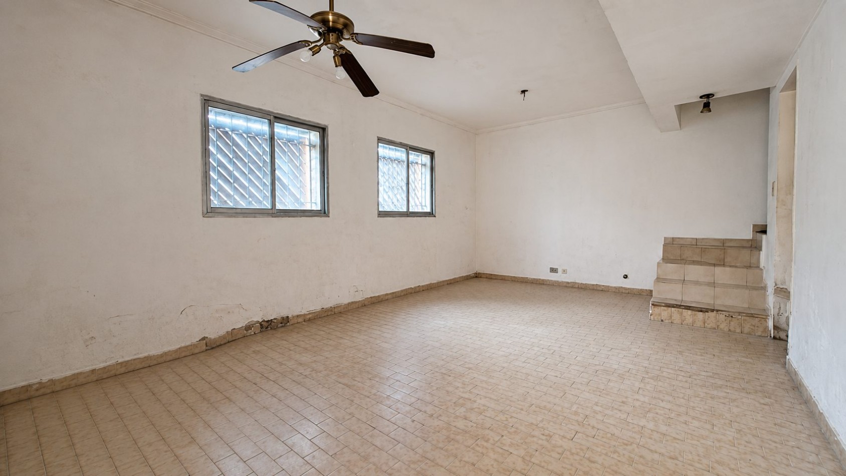 PH 3 Ambientes al Frente con Patio | 70 m² | A 30 m de Av. Hipolito Yrigoyen