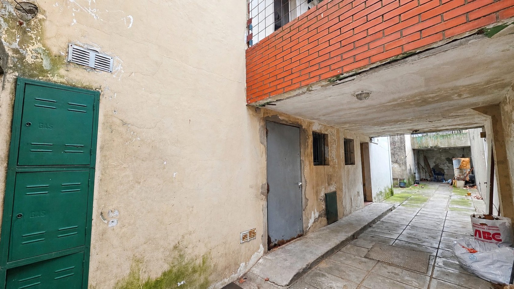 PH 3 Ambientes al Frente con Patio | 70 m² | A 30 m de Av. Hipolito Yrigoyen
