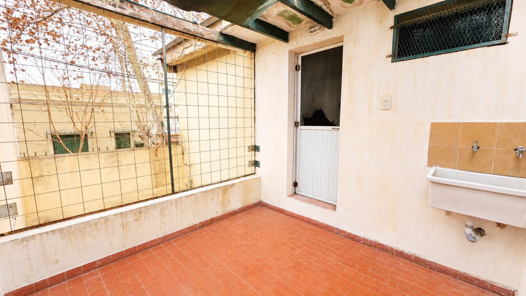 PH 3 Ambientes al Frente con Patio | 70 m² | A 30 m de Av. Hipolito Yrigoyen