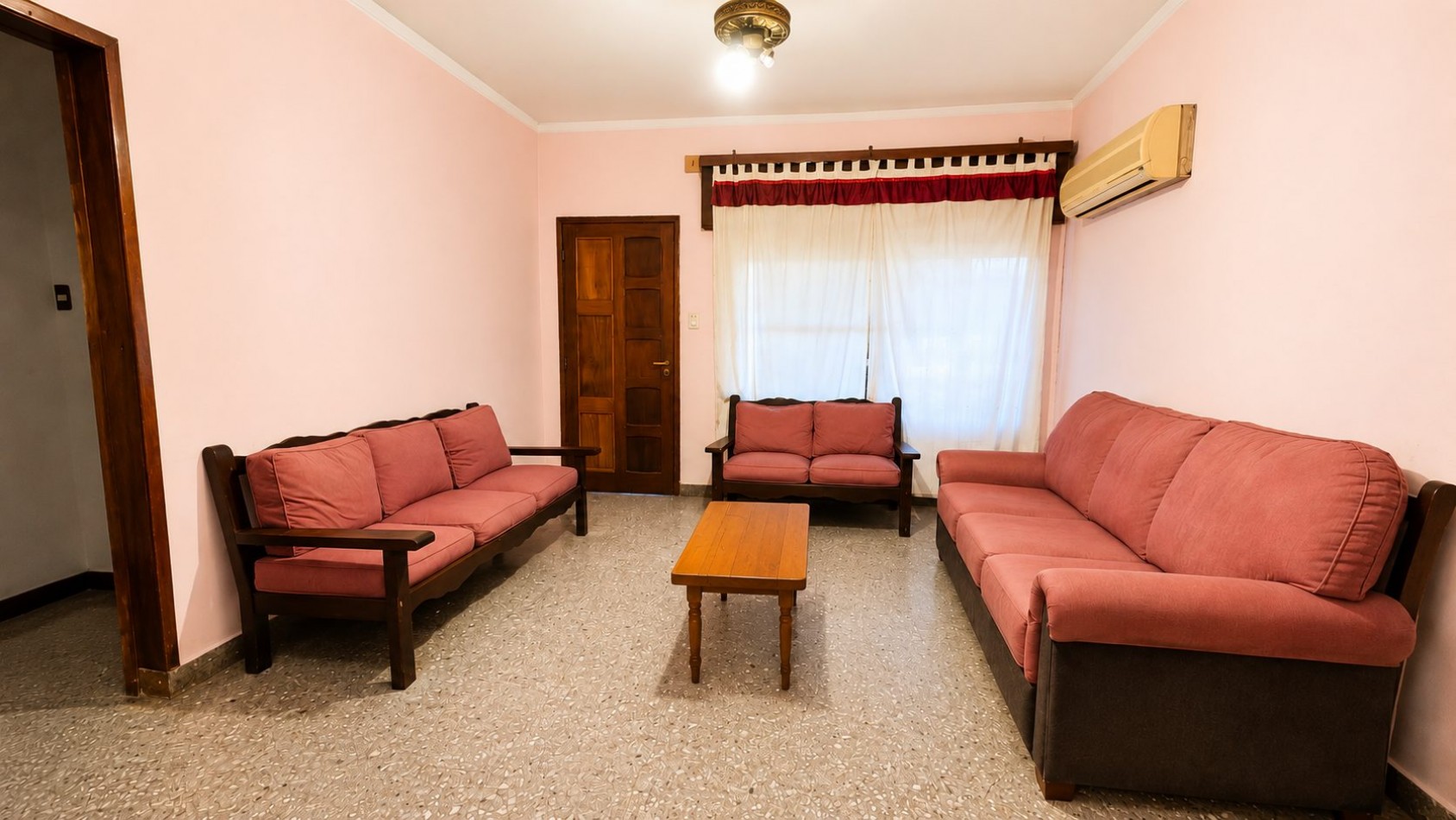 Casa 3 Ambientes con Garage, Jardin y Gran Patio a 150 m de Boulevard Buenos Aires