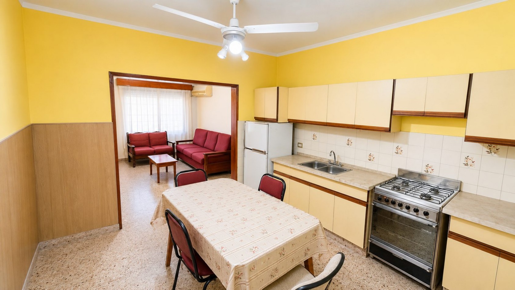 Casa 3 Ambientes con Garage, Jardin y Gran Patio a 150 m de Boulevard Buenos Aires