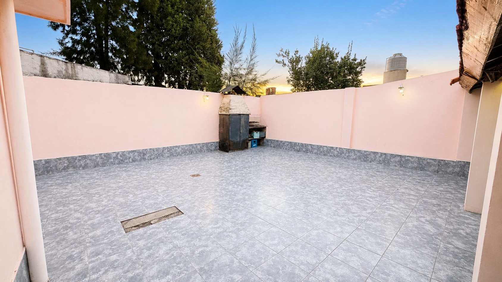 Casa 3 Ambientes con Garage, Jardin y Gran Patio a 150 m de Boulevard Buenos Aires