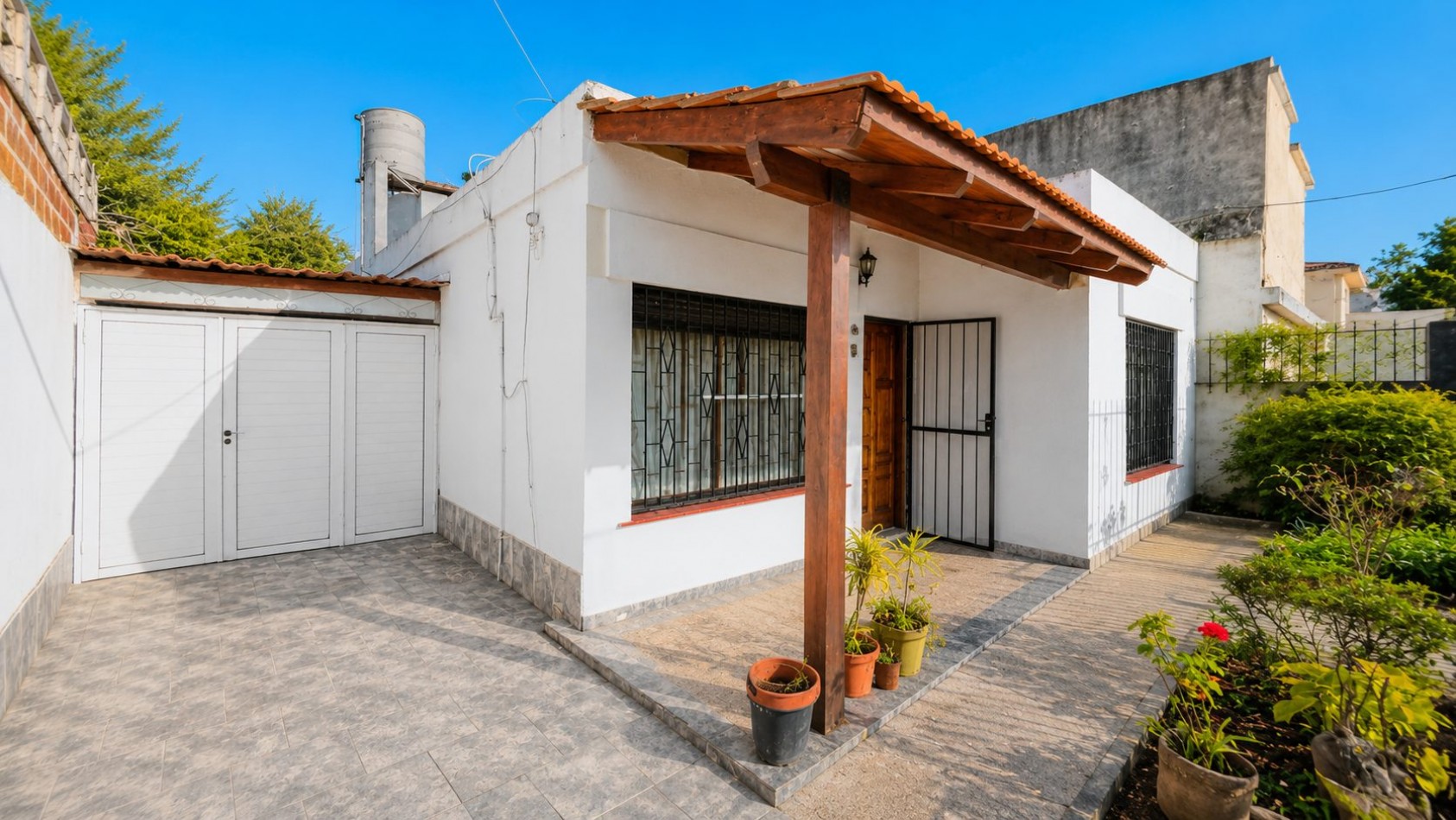 Casa 3 Ambientes con Garage, Jardin y Gran Patio a 150 m de Boulevard Buenos Aires