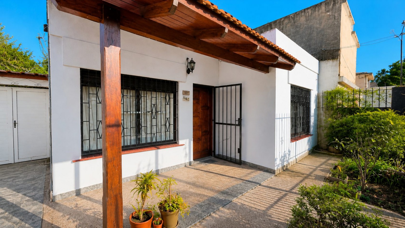 Casa 3 Ambientes con Garage, Jardin y Gran Patio a 150 m de Boulevard Buenos Aires
