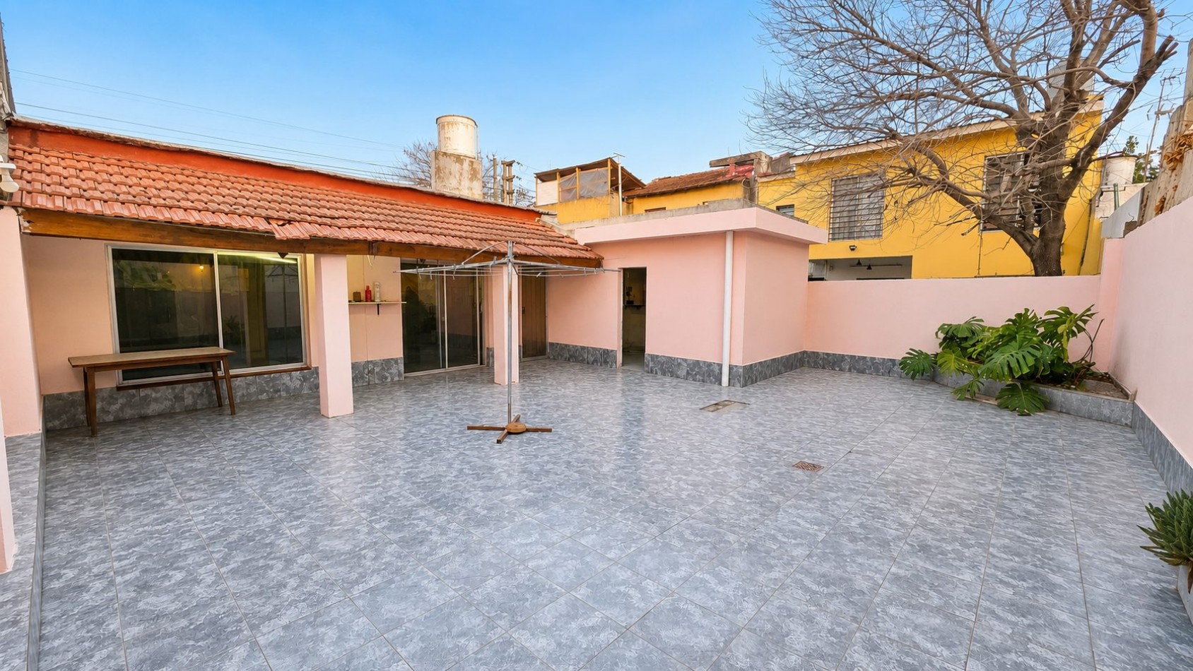 Casa 3 Ambientes con Garage, Jardin y Gran Patio a 150 m de Boulevard Buenos Aires