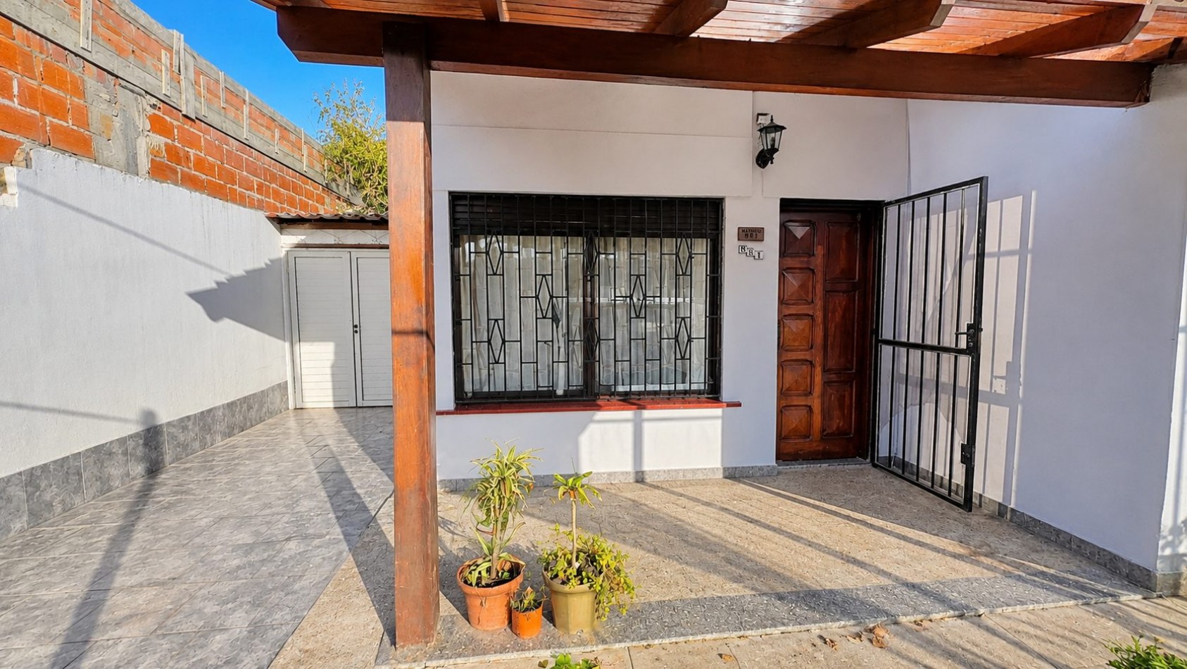 Casa 3 Ambientes con Garage, Jardin y Gran Patio a 150 m de Boulevard Buenos Aires