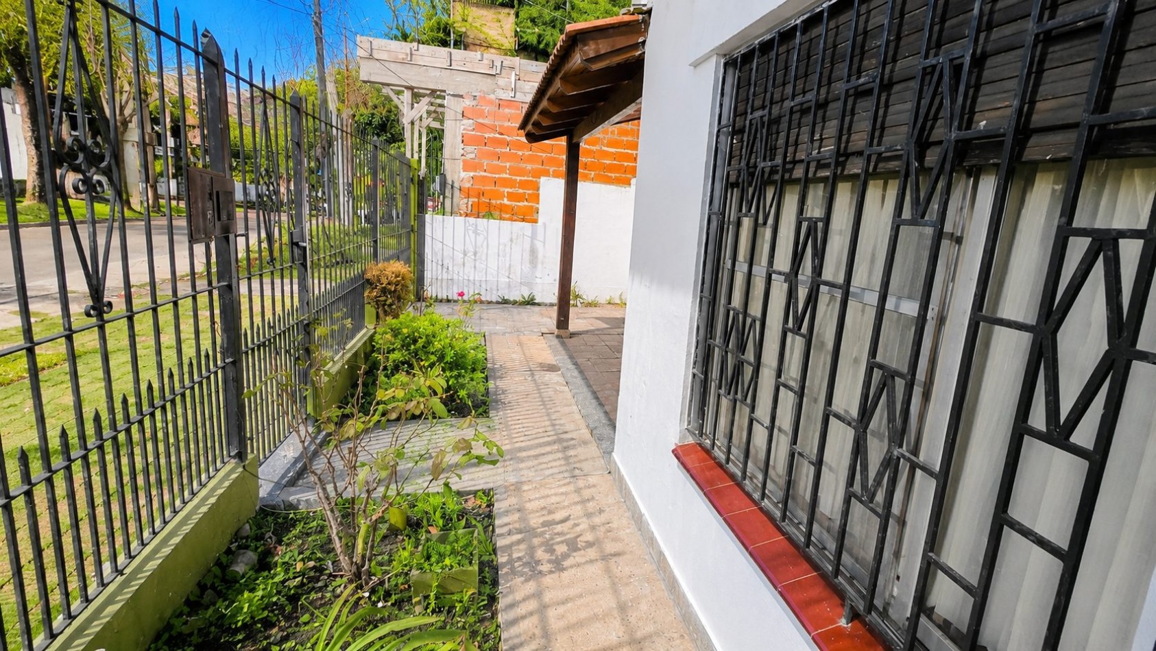 Casa 3 Ambientes con Garage, Jardin y Gran Patio a 150 m de Boulevard Buenos Aires
