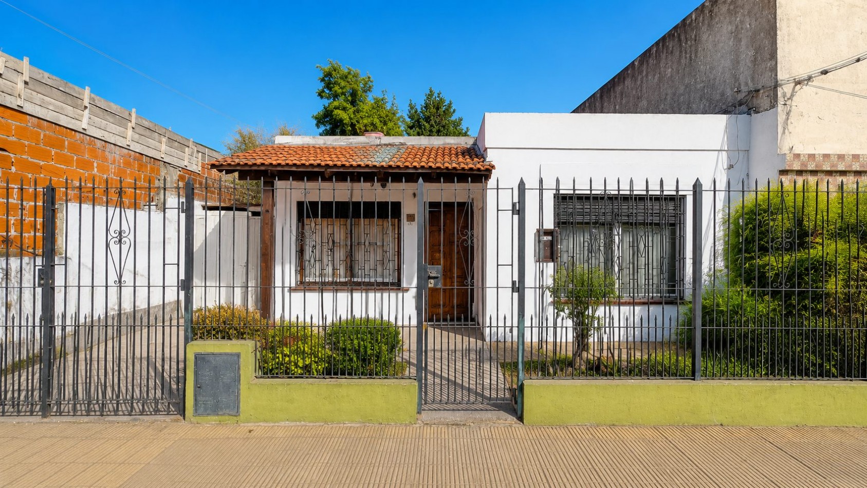 Casa 3 Ambientes con Garage, Jardin y Gran Patio a 150 m de Boulevard Buenos Aires