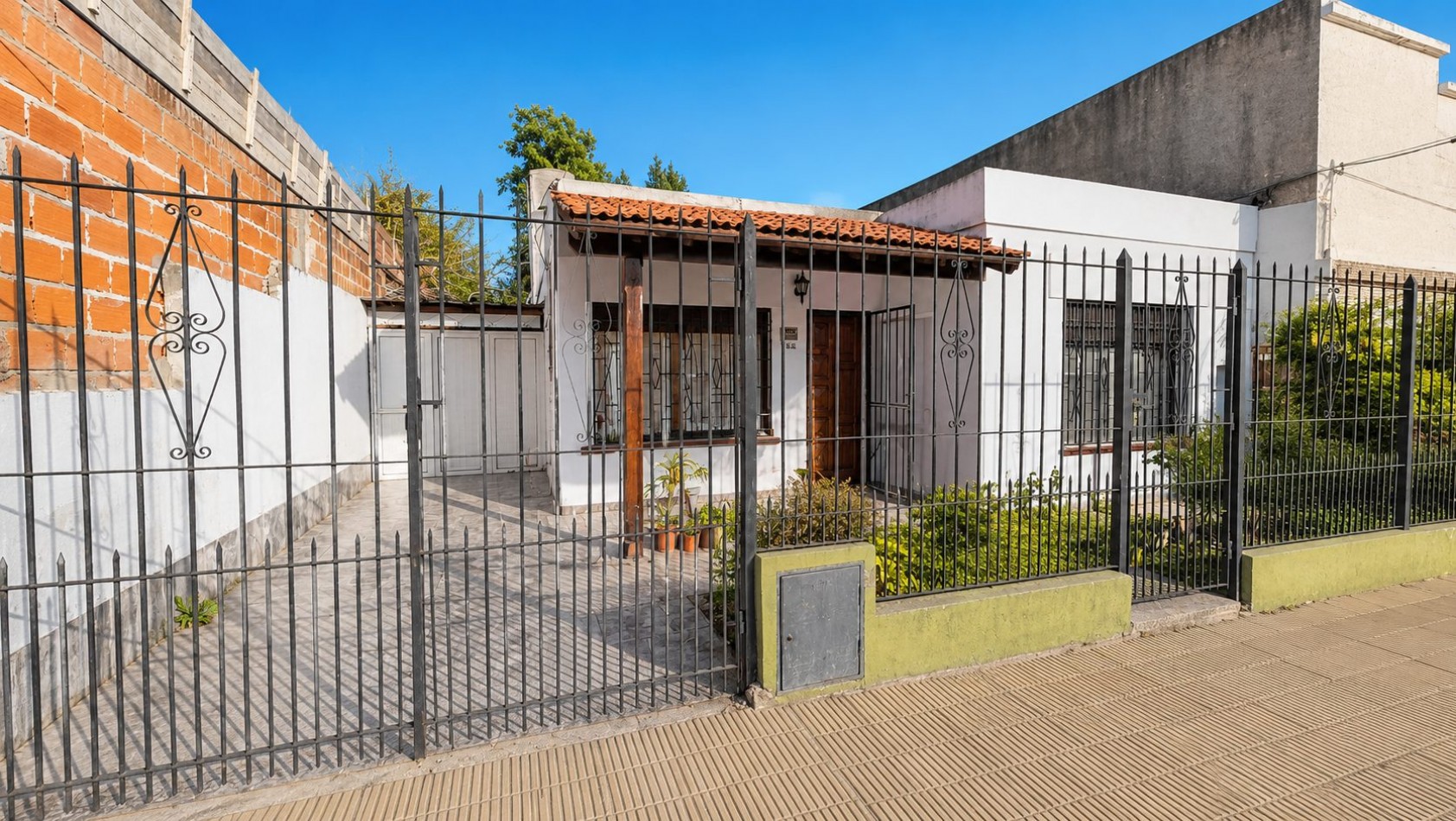 Casa 3 Ambientes con Garage, Jardin y Gran Patio a 150 m de Boulevard Buenos Aires