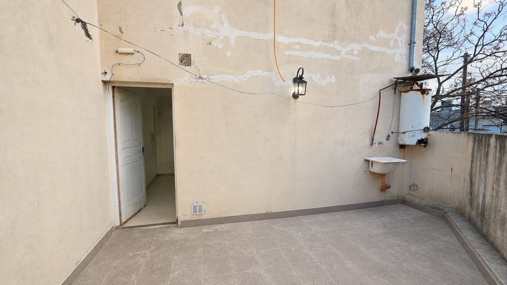 DEPARTAMENTO 2 AMBIENTES TIPO DUPLEX CON BALCON ATERRAZADO EN LANUS OESTE