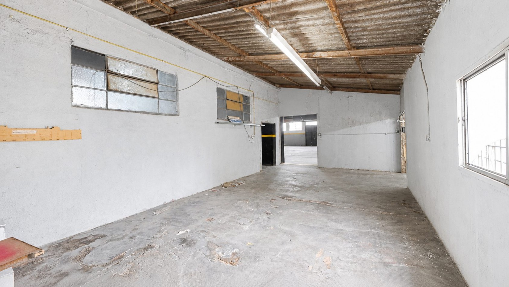 GALPON / DEPOSITO DE 450 M² - DOBLE ACCESO - AV. EVA PERON - TEMPERLEY