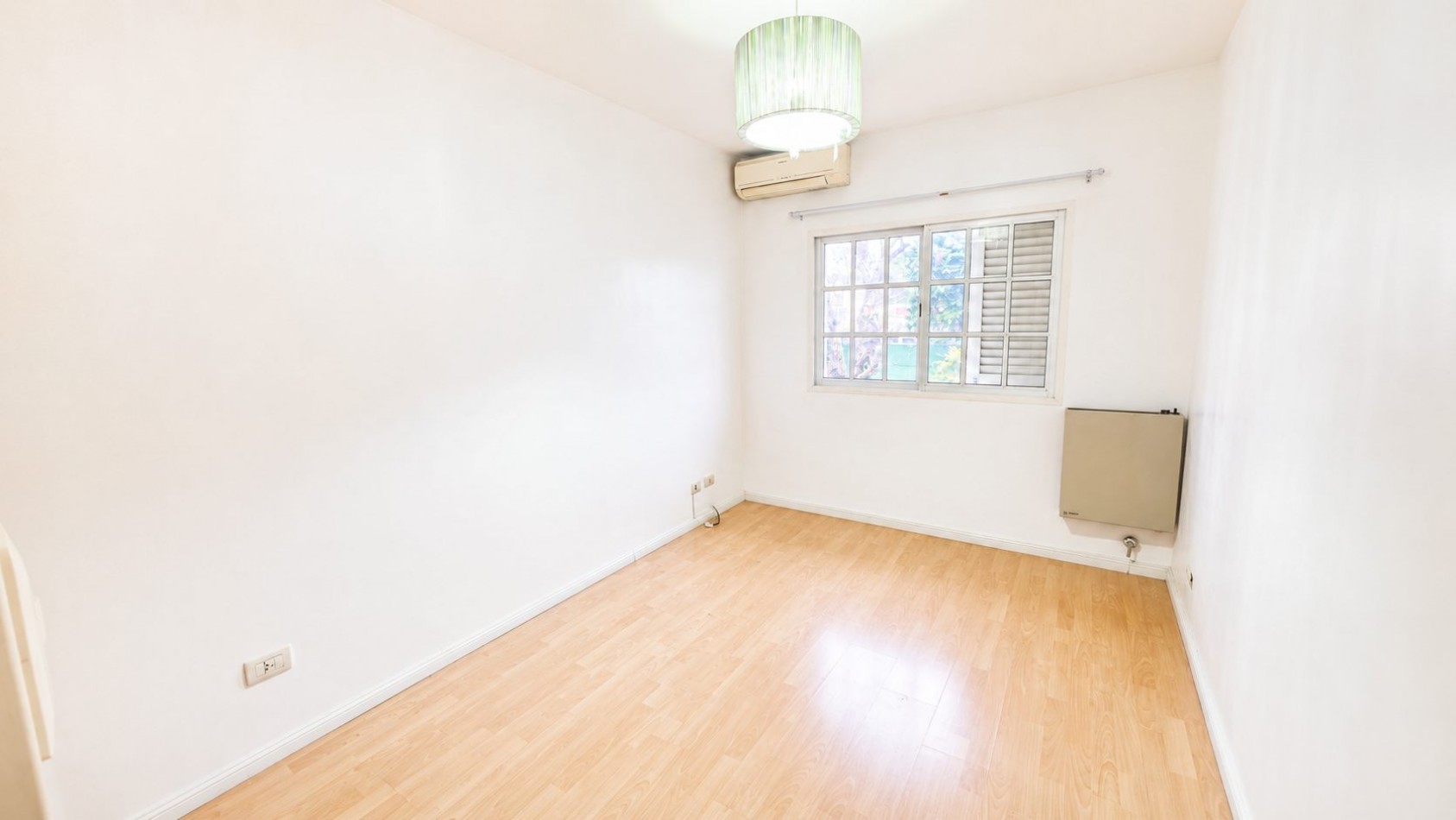 TRIPLEX 4 AMBIENTES CON JARDIN, QUINCHO Y COCHERA | APTO CREDITO | LOMAS DE ZAMORA