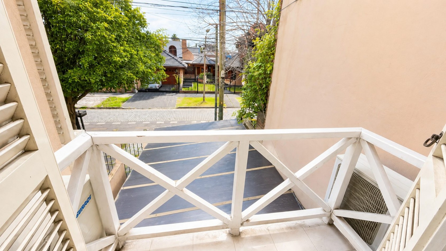TRIPLEX 4 AMBIENTES CON JARDIN, QUINCHO Y COCHERA | APTO CREDITO | LOMAS DE ZAMORA