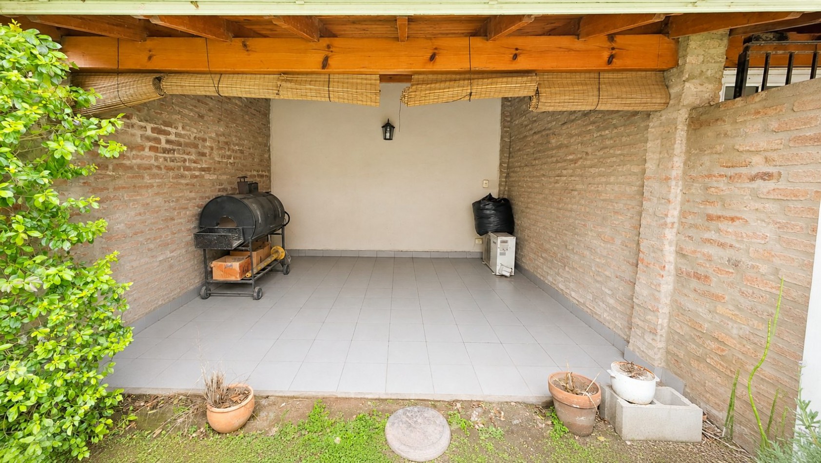 TRIPLEX 4 AMBIENTES CON JARDIN, QUINCHO Y COCHERA | APTO CREDITO | LOMAS DE ZAMORA