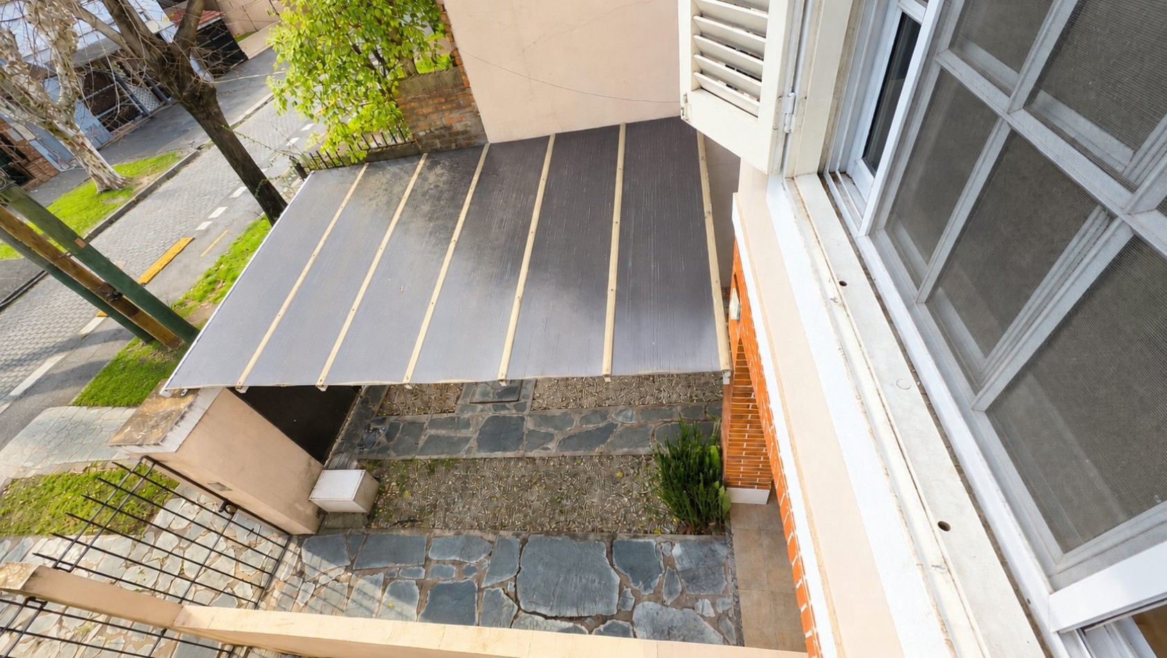 TRIPLEX 4 AMBIENTES CON JARDIN, QUINCHO Y COCHERA | APTO CREDITO | LOMAS DE ZAMORA