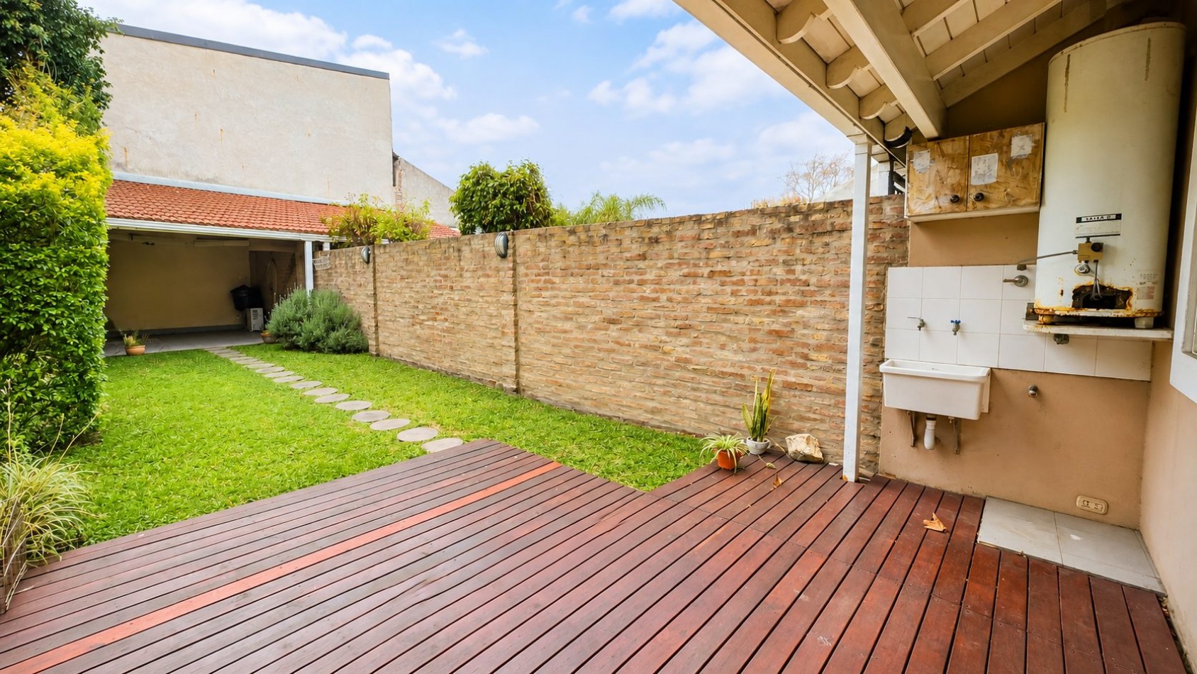 TRIPLEX 4 AMBIENTES CON JARDIN, QUINCHO Y COCHERA | APTO CREDITO | LOMAS DE ZAMORA