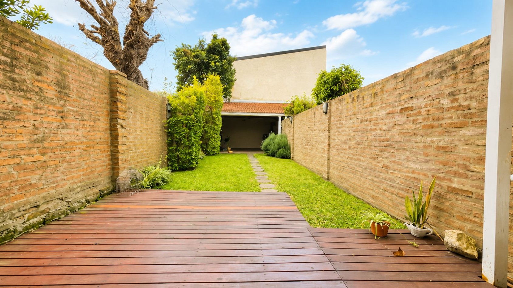 TRIPLEX 4 AMBIENTES CON JARDIN, QUINCHO Y COCHERA | APTO CREDITO | LOMAS DE ZAMORA